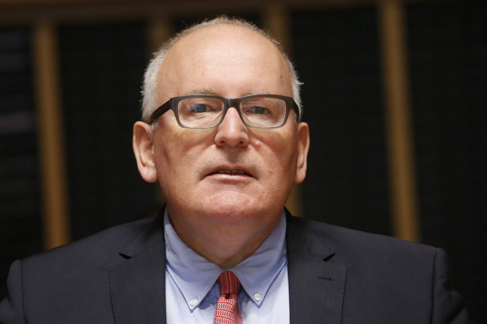 56-osokhoz hasonlította a migránsokat Timmermans