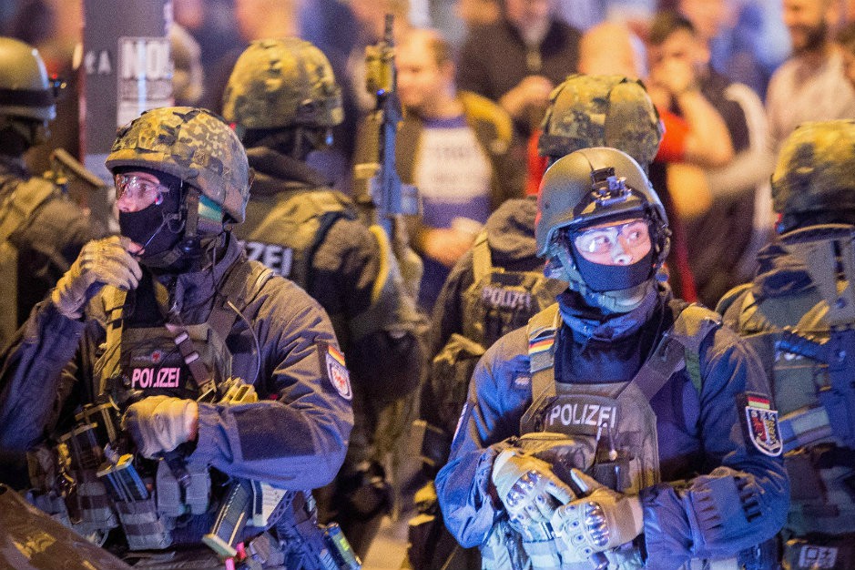 Csaknem 500 rendőr sebesült meg