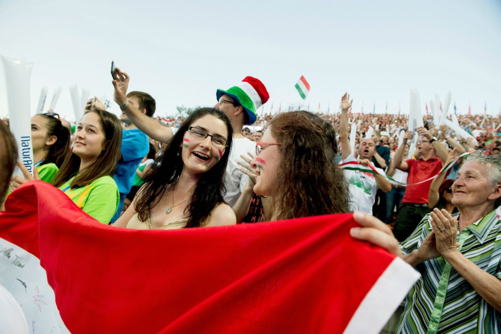 Százötezer jegy kelt el az első hat napon