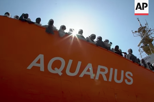 Értetlenkedés az NGO-hajón