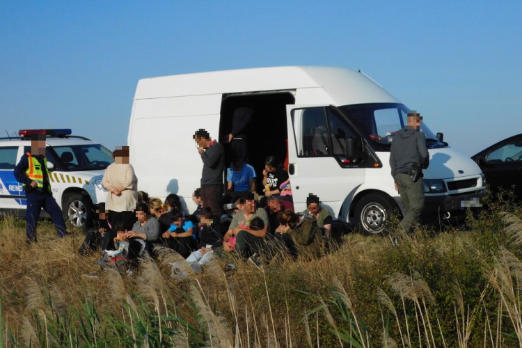 Ötvenegy migráns két kisteherautóban