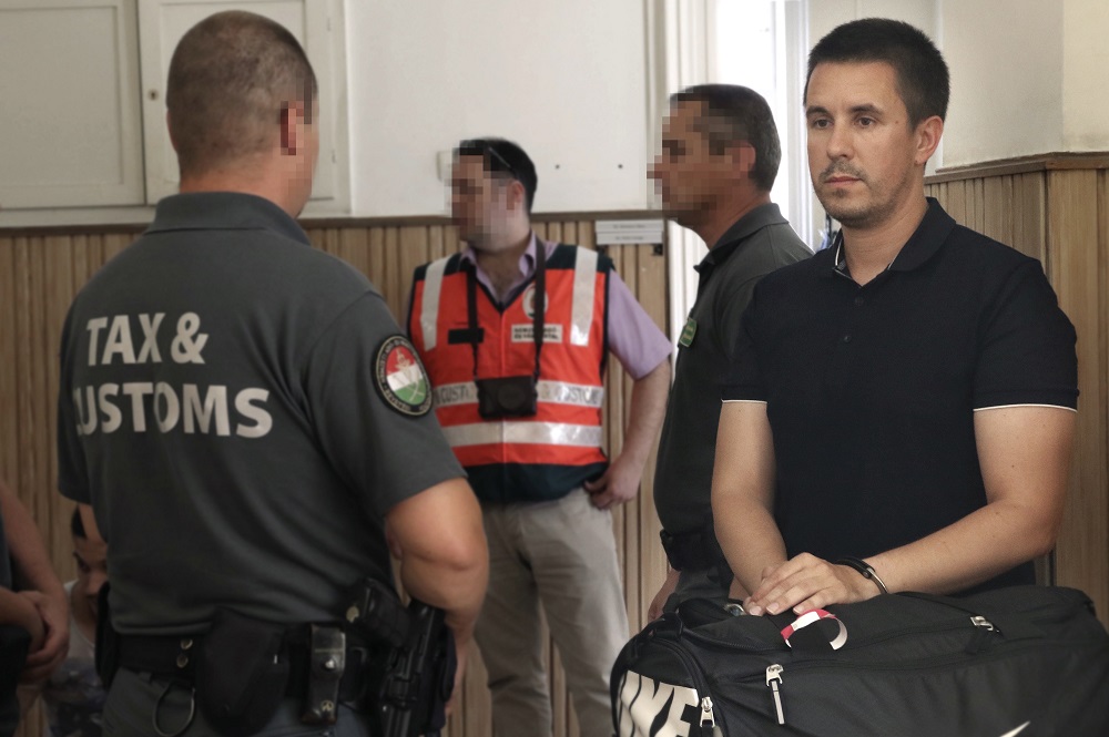 Luxusautóval járt Czeglédy Csaba