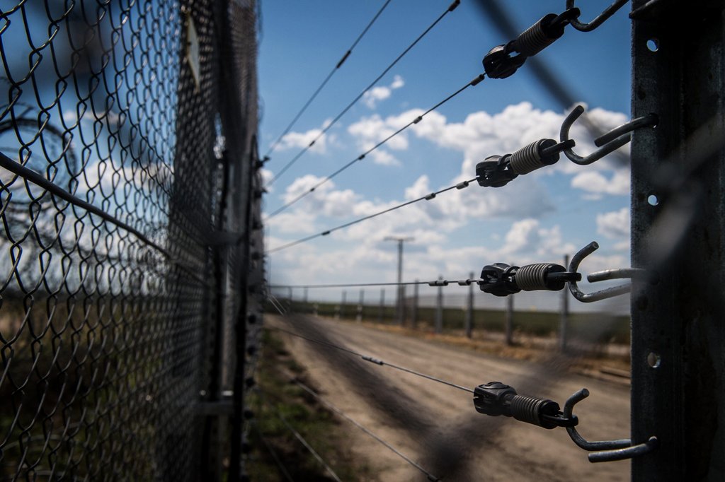Száz határsértőt tartóztattak föl