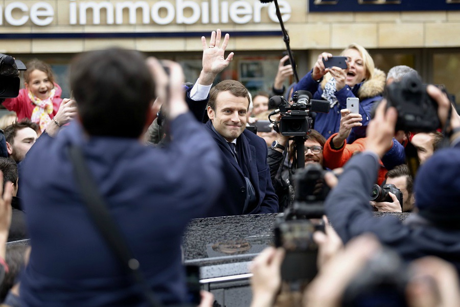 Macron már Afrikában szűrne