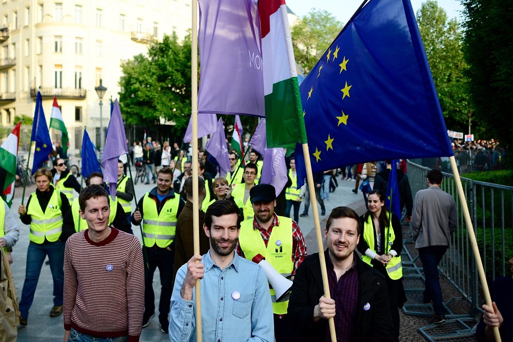 Ingyenes nyelvtanfolyamot indít a Momentum