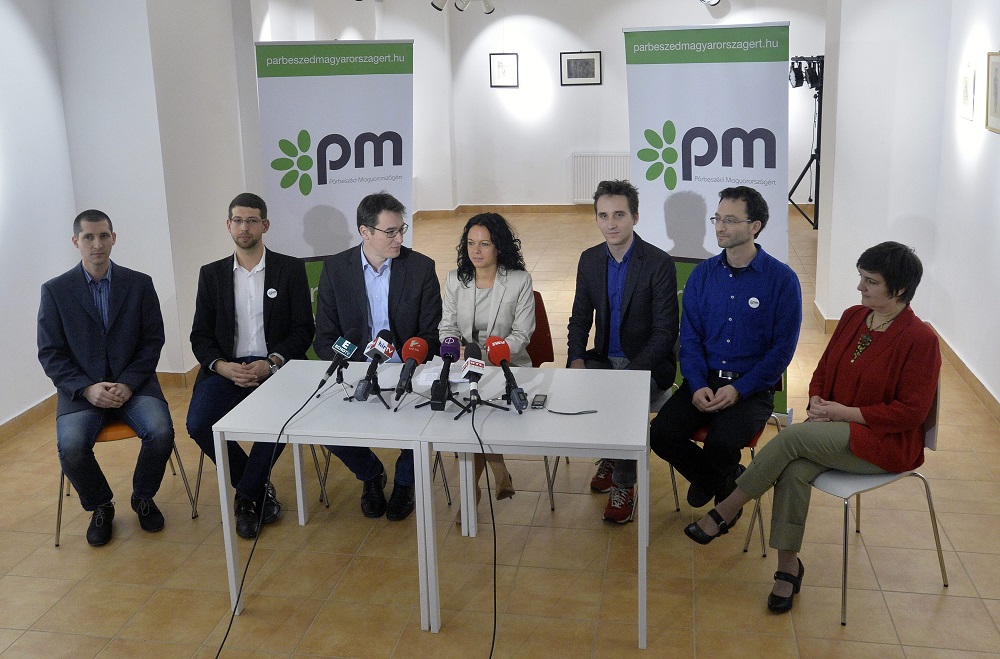 Panaszt tesz a Párbeszéd