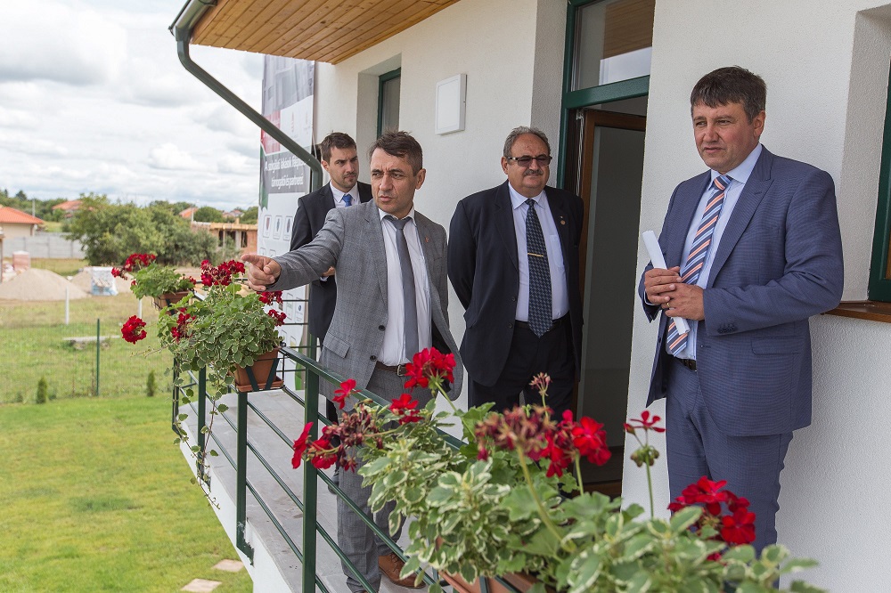 Orvos- és művészlakásokat adtak át