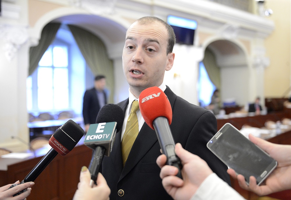 A Jobbik drágállja a lámpákat