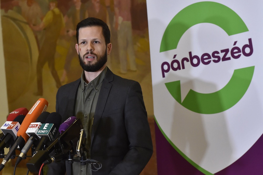 A Párbeszédnél megint árnyékra vetődtek