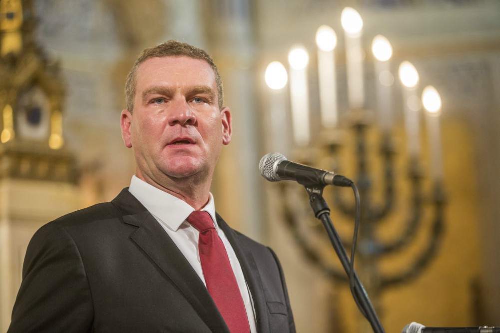 Botka László kapaszkodik