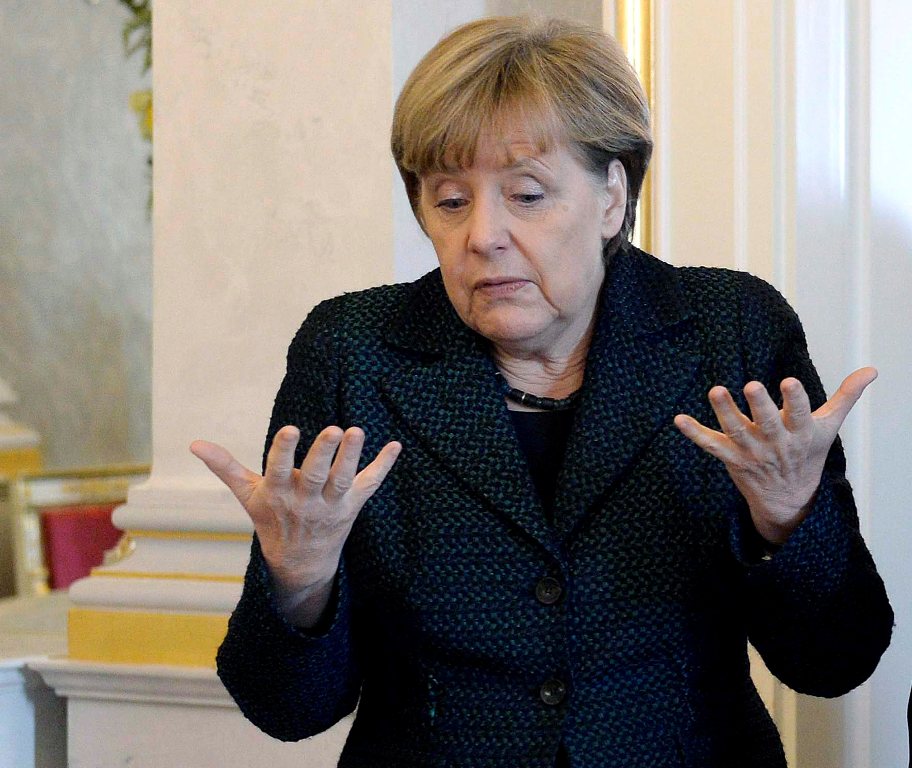 Paradicsommal dobálták meg Merkelt