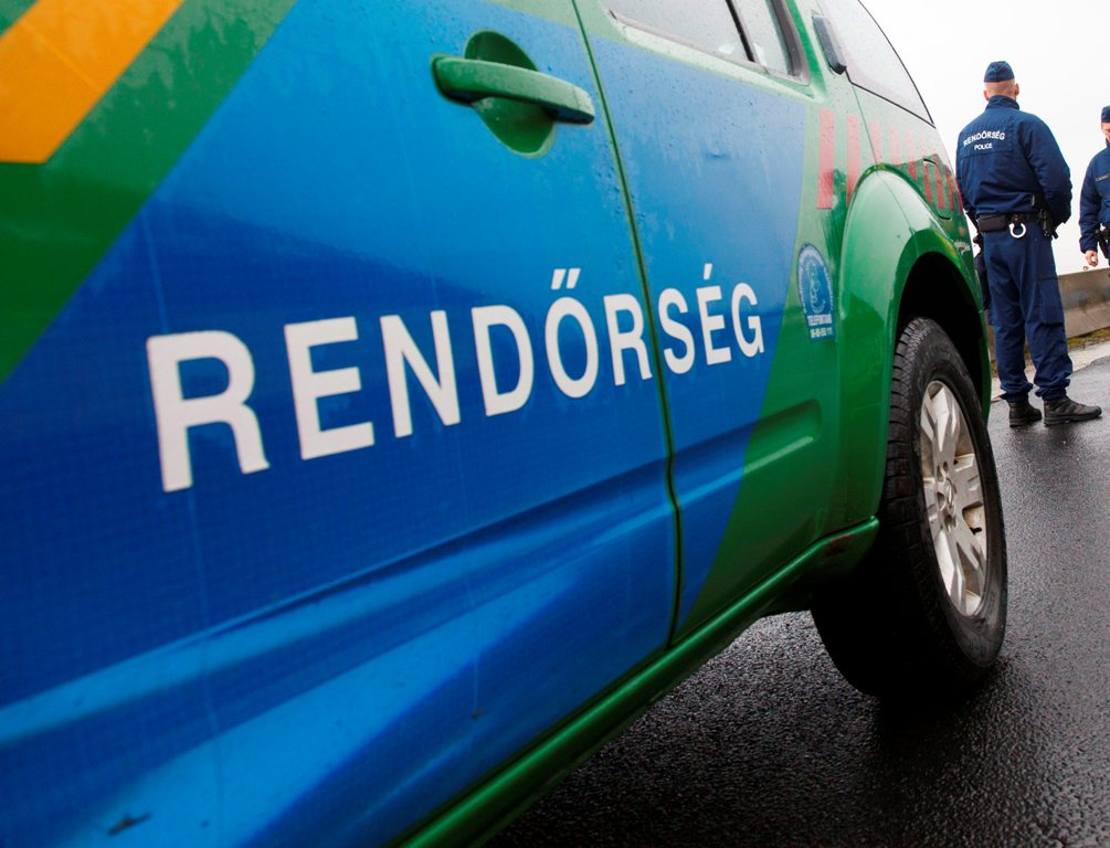 Embercsempészeket fogtak el Pécsnél