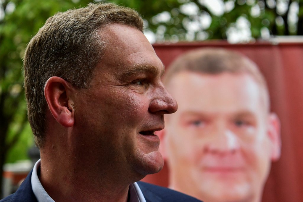 „Botka bűnözőkkel veszi körül magát”