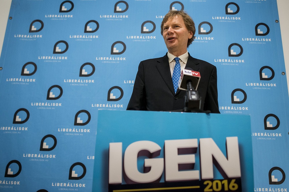 Fodor Gábor Botka mellett áll