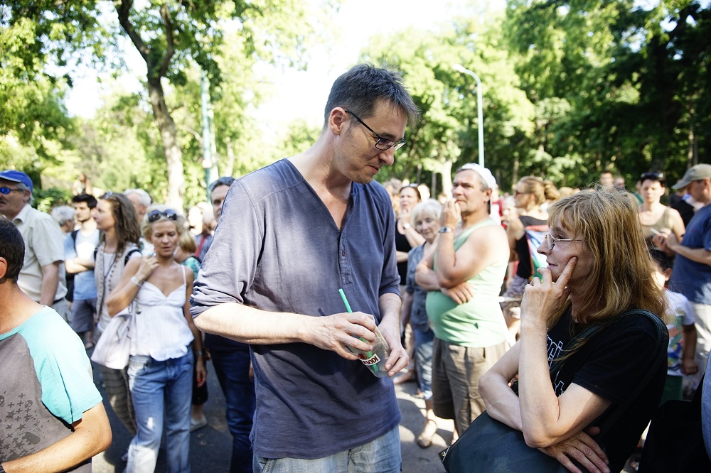 A Párbeszéd kerítésbontásról beszél