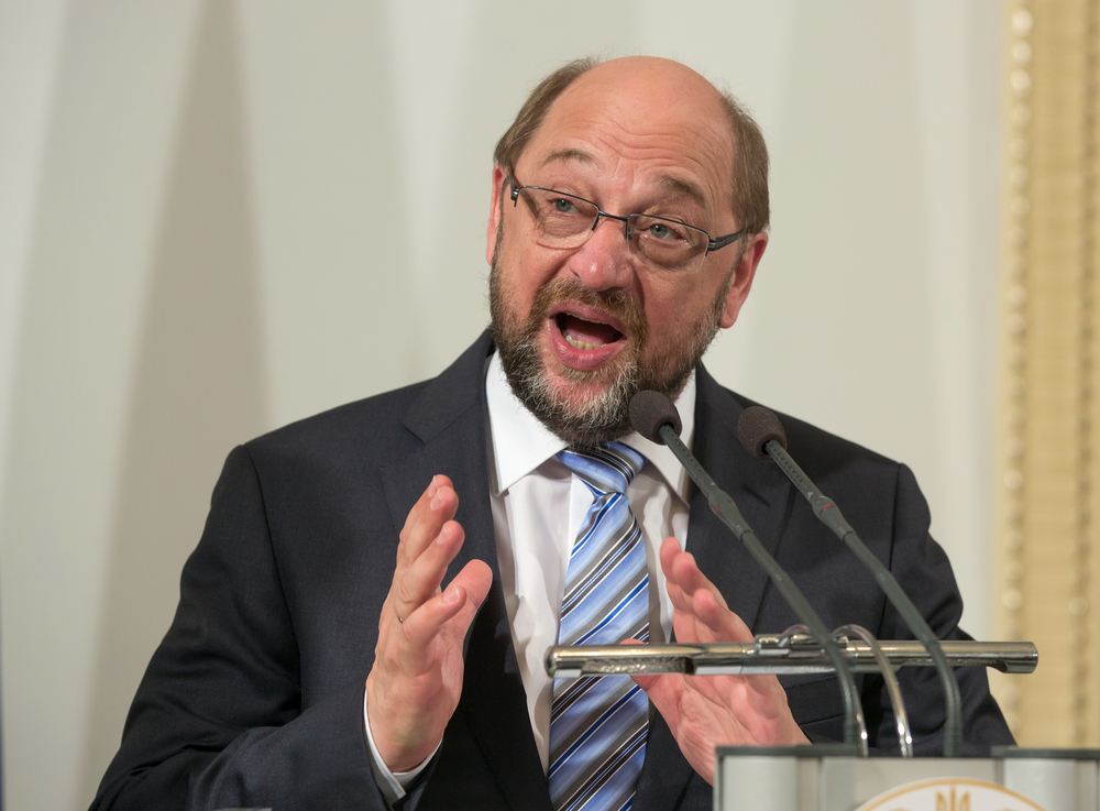 Schulz bevenné kormányába Merkelt
