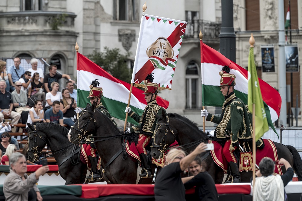 Hagyományőrző huszárok a Nemzeti Vágtán