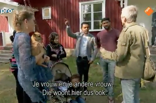 Migránssimogató a többnejűség mellett