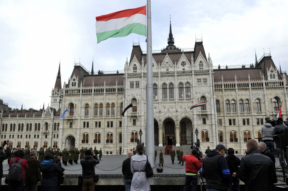 Félárbócra engedték a nemzeti lobogót