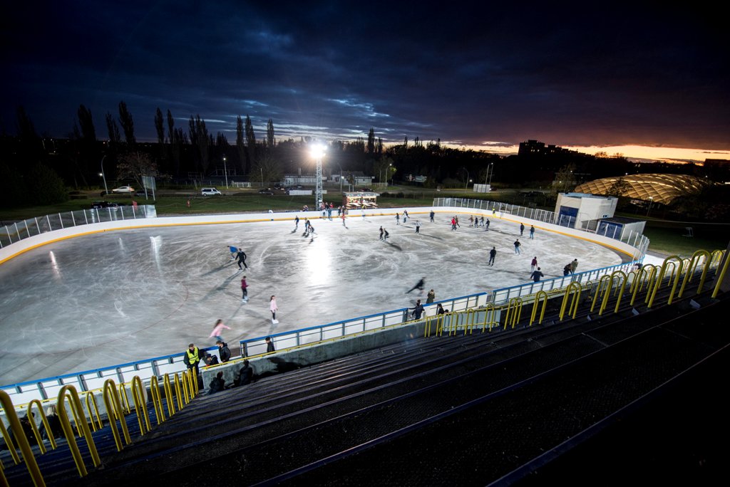 Pécsen már lehet korcsolyázni