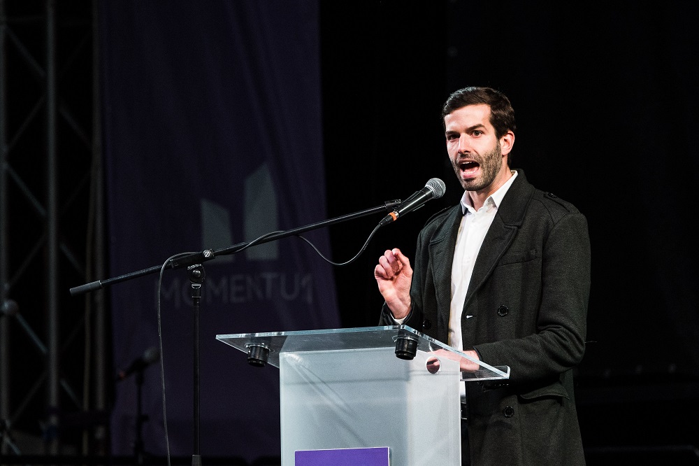 Momentum: bulival és kitűzővel a változásért