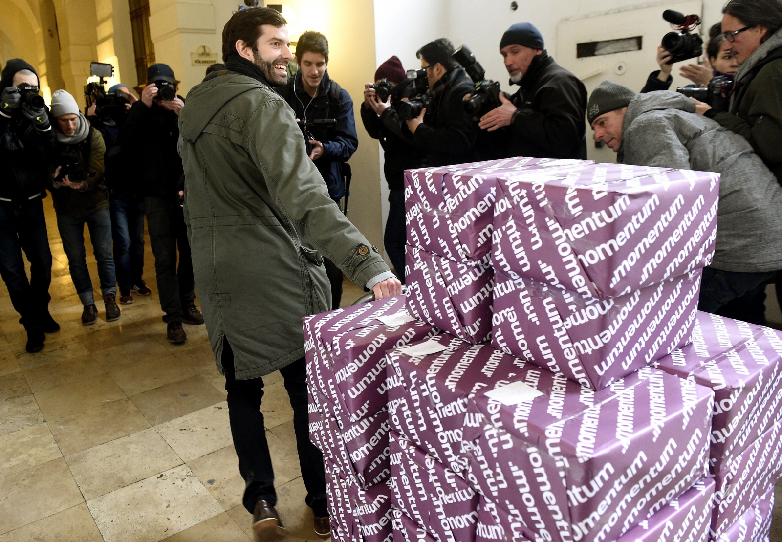 „Becsületszerződést” köt a Momentum