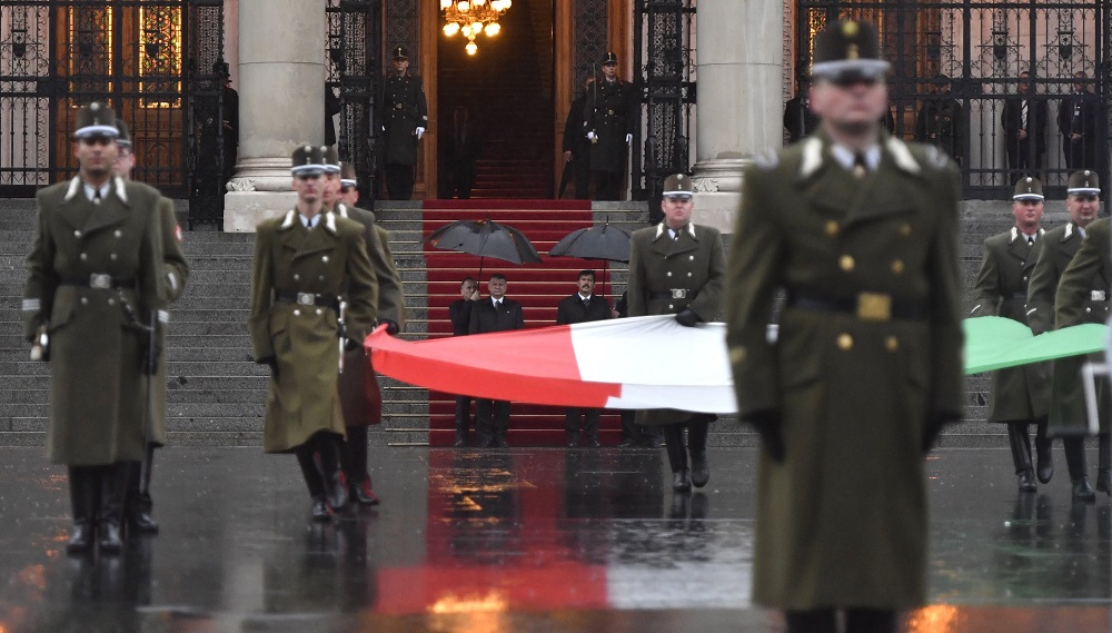 Felvonták a nemzeti lobogót az Országház előtt