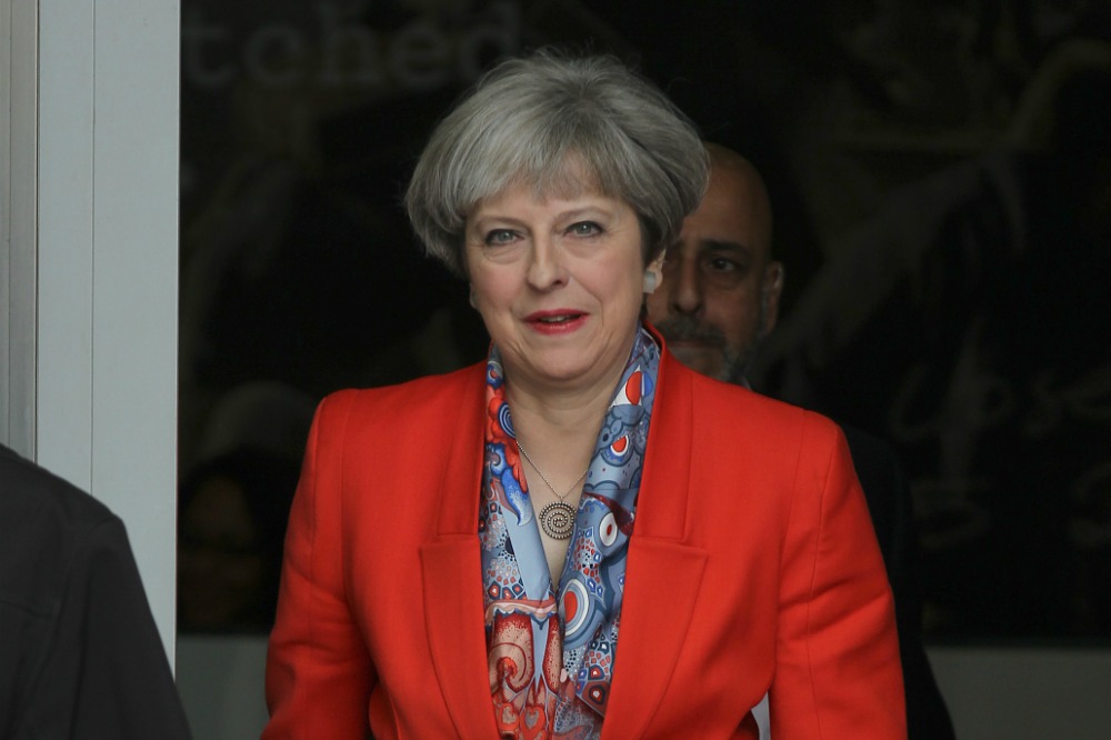 Theresa May elnézést kért
