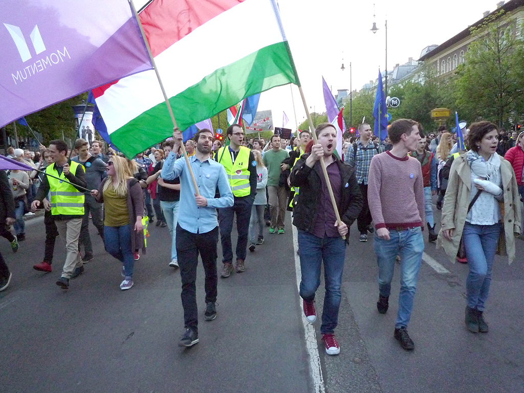 Újra utcán a Momentum