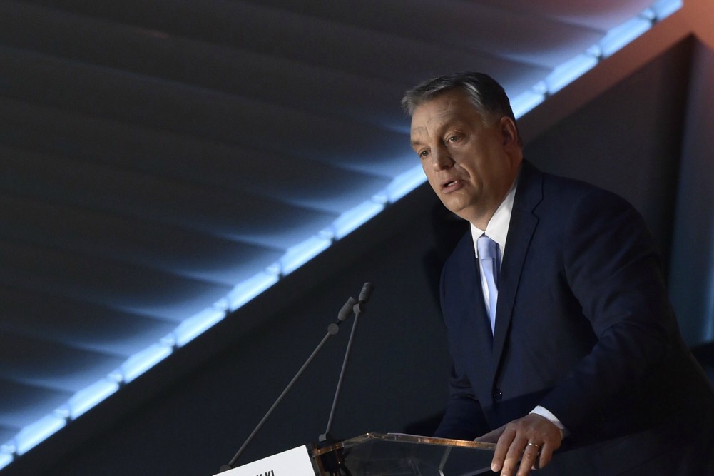 Középre, és lefelé céloz a nemzetpolitika