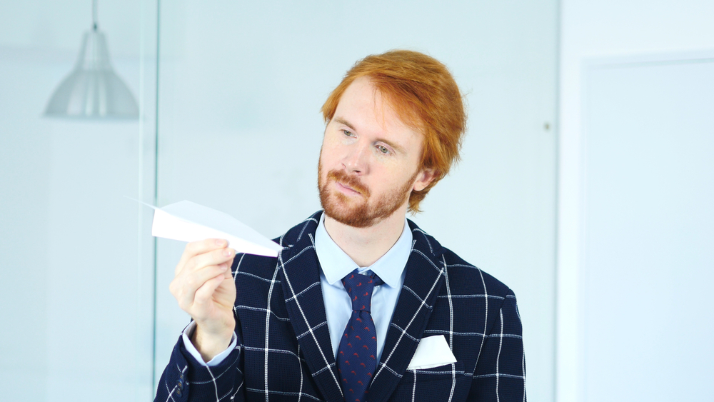 Papírrepülővel a kormány ellen