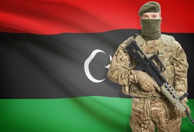 A líbiai parti őrség után az észak-afrikai arab ország rendőrségét is bevonná európai unió (eu) illegális migráció visszaszorításért folytatott együttműködésbe – írta a welt am sonntag című vasárnapi német lap. lap magas beosztású brüsszeli diplomatákra hivatkozó beszámolója szerint eu őrséggel együtt szolgálatot teljesítő rendőri alakulatokra terjesztené ki együttműködést. tervek kiképzés mellett hajókkal és szállító járművekkel felszerelnék földközi-tengernél fekvő rendvédelmi szervét. kiképzését felszerelését európába tartó menekülthullám feltartóztatásával megbízott uniós földközi-tengeri misszió, sophia művelet keretében kezdték el 2016-ban. támogatásának célja, hogy szervezet fel tudja tartóztatni embercsempészeket felségvizeken, amelyeken nemzetközi jogi előírások alapján nem tevékenykedhet. eu-s haditengerészeti kiépzési programjaiban eddig kizárólag katonai alakulatainak fejlesztésével foglalkoztak, új terv ezt munkát terjesztenék egységekre. 2015 őszén elindított műveletre bizottság forrásaiból 30 millió eurót (9,6 milliárd forint) biztosítottak, amelyhez olaszország további 16 euróval járult hozzá. líbia első számú tranzitország Észak-afrikából földközi-tengeren át eu-ba migrációs útvonalon. federica mogherini, kül- biztonságpolitikai főképviselője napokban testvérlapjának, die weltnek azt mondta, eredményes afrikai útvonalon országok együttműködése, jelzik (iom) adatai, amelyek nigerből líbiába átkelők száma 2016 tavaszán regisztrált havi 70 ezerről visszaesett 4 ezerre, ami 90 százalékot meghaladó csökkenés. hozzátette, földközi-tengernek kevesebben vágnak neki, így olaszországba érkezők idén százalékkal csökkent 2016-hoz képest.