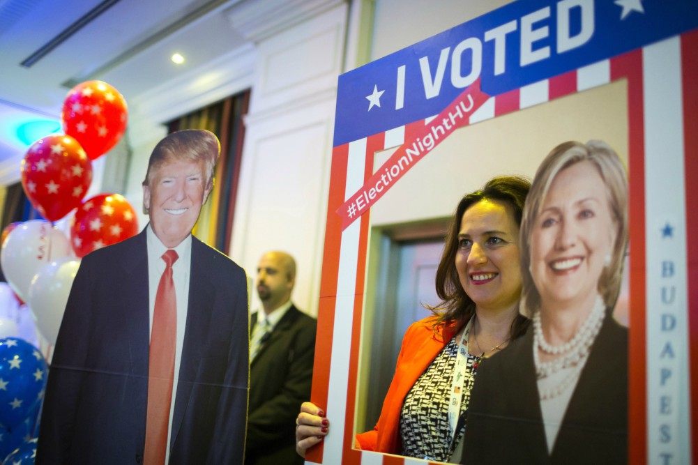 Hillary Clinton belenyúlt a pártkasszába