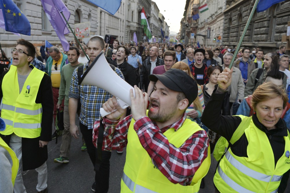 A Momentum Sorost és hálózatát védi