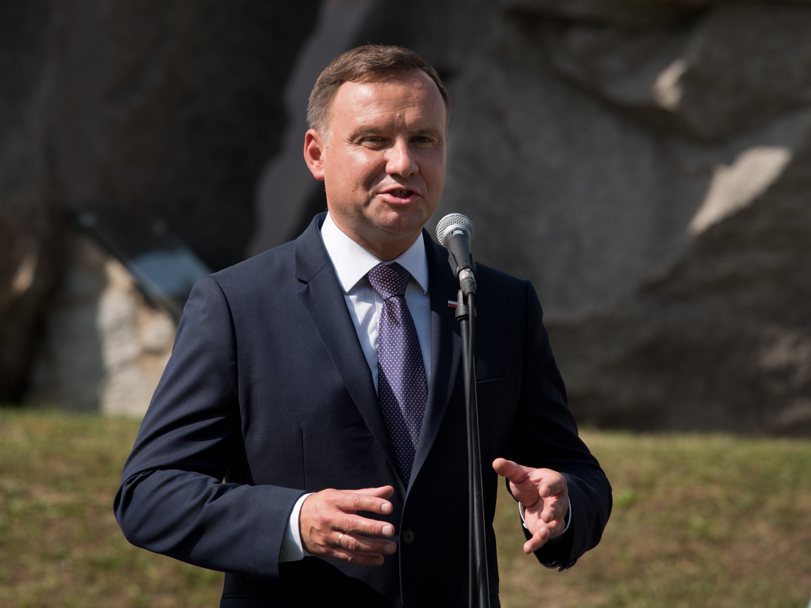 Duda aláírja a vitatott törvényeket