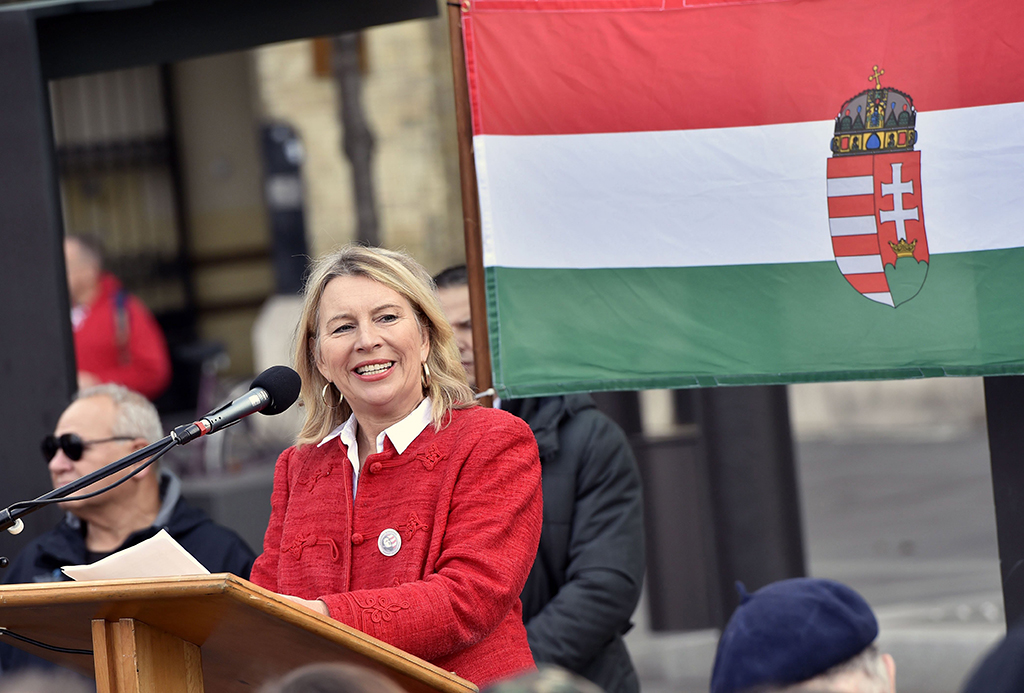 Sokba került a plakátháború