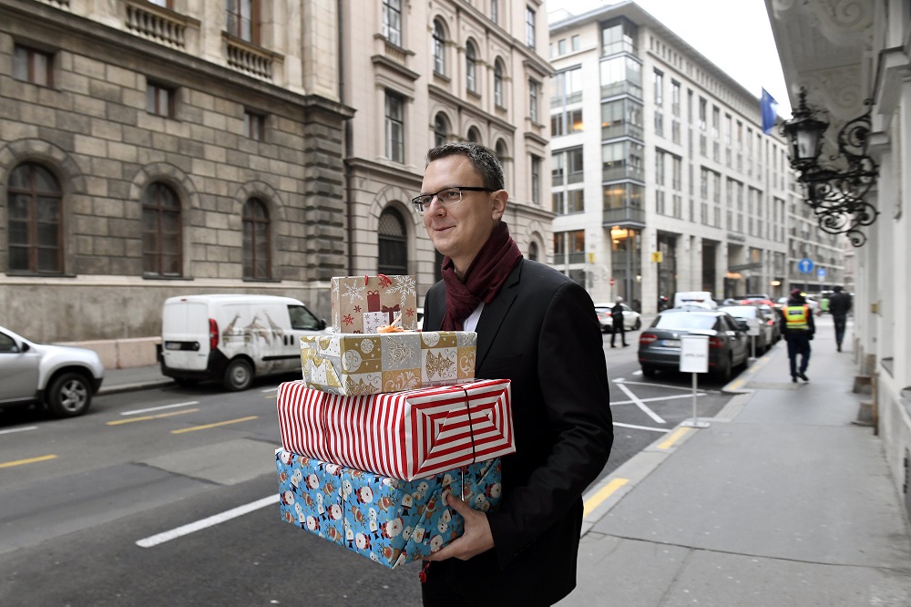 Ajándékcsomagok az Emmi dolgozóitól