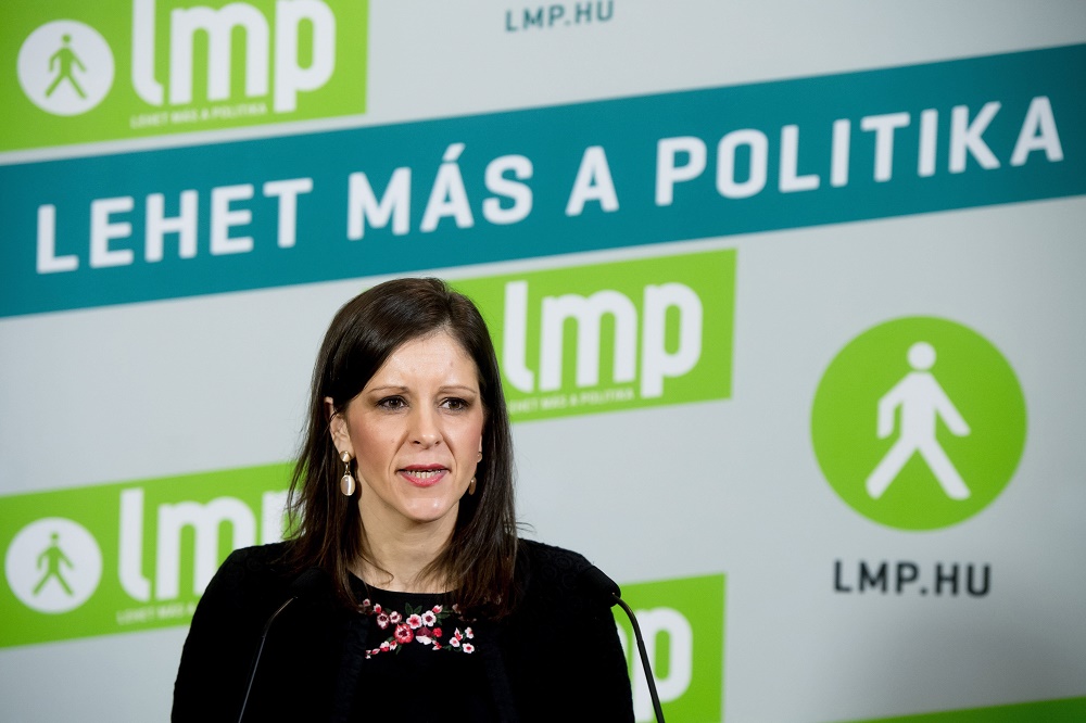 Szél Bernadett munka helyett beszélgetni fog