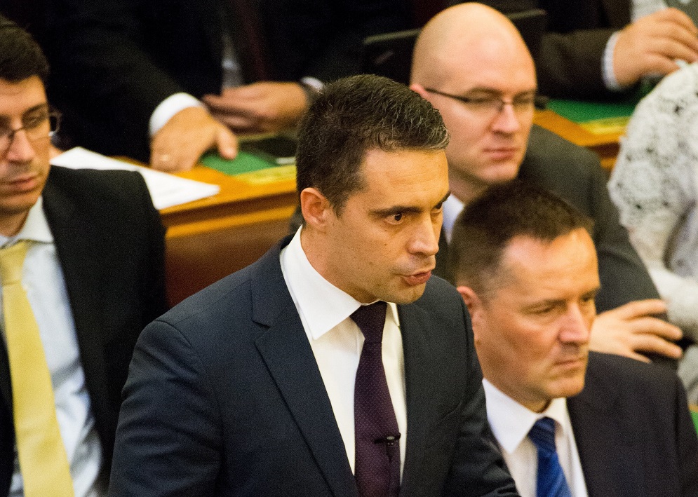 Vona: Orbán Viktor kösse meg a kutyáit!