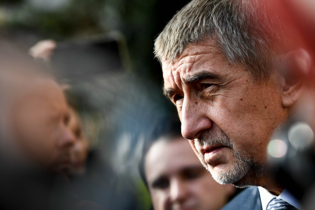 Elsült a cseh kormányfő testőrének fegyvere a kormánygépen