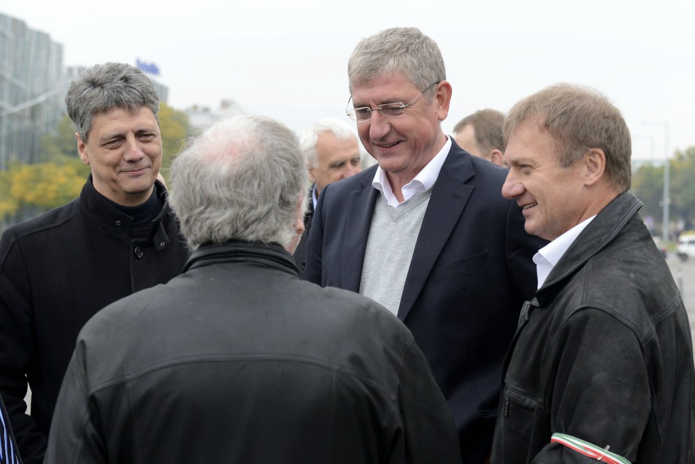 A DK a bevándorlás megszervezésében érdekelt