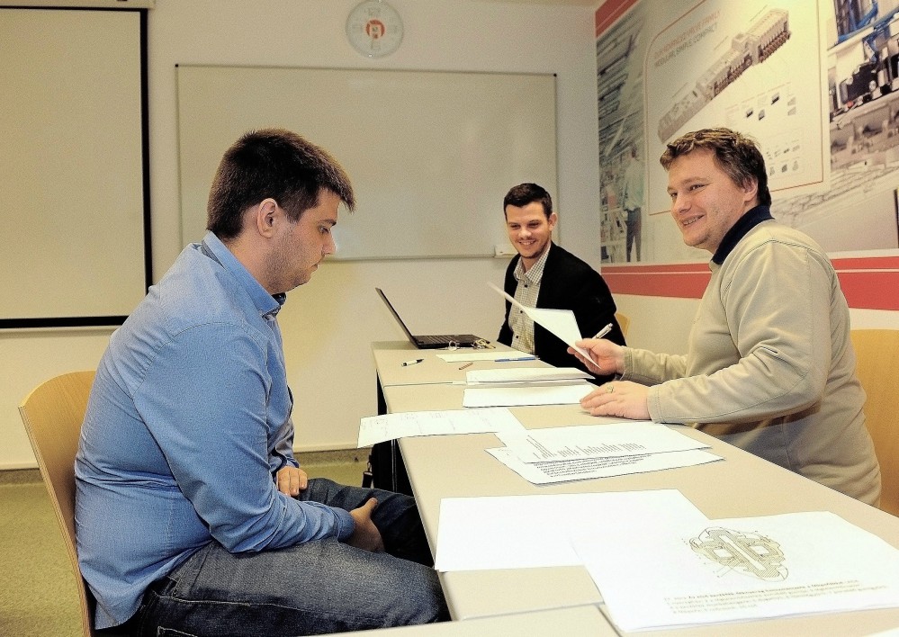 Folytatódik a béremelés