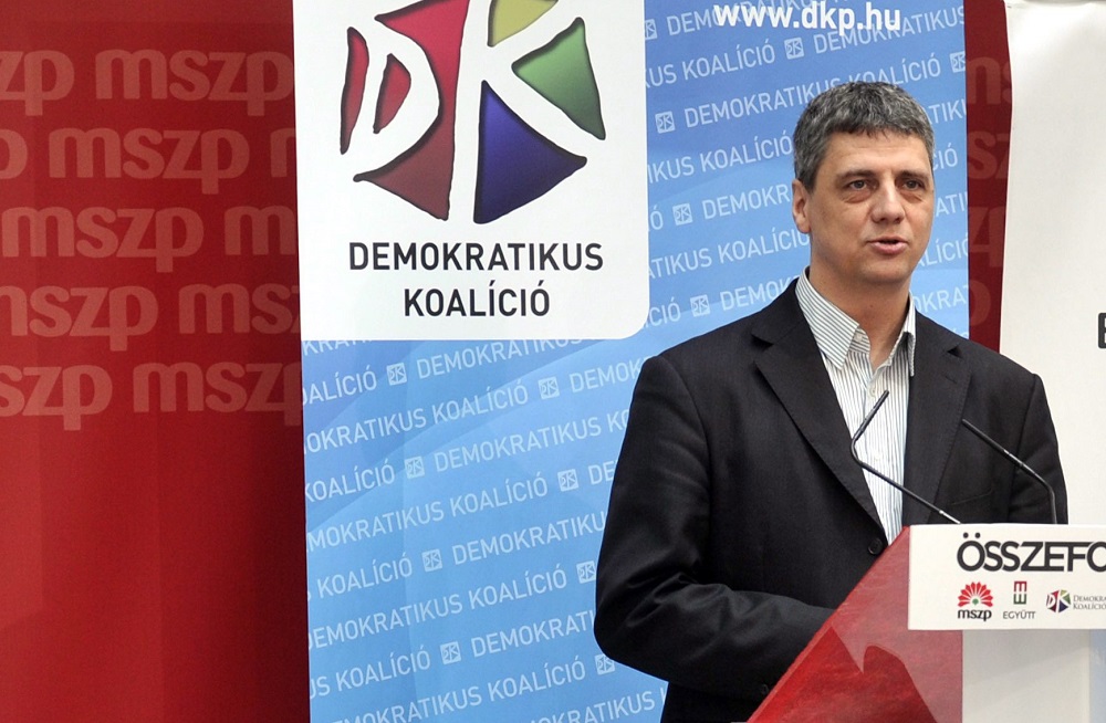 DK: „Orbán le akarja bontani a kerítést”