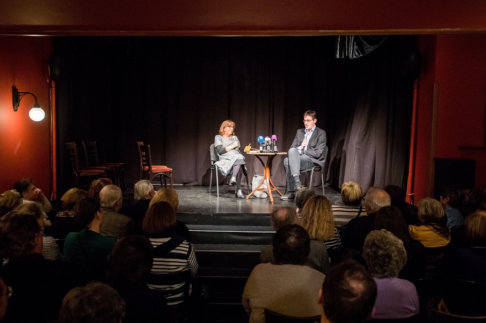 Karácsony megcsókolná Szél Bernadett lába nyomát