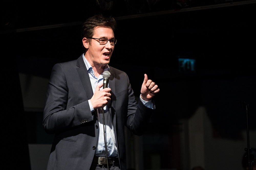 Megmentő vagy sírásó?