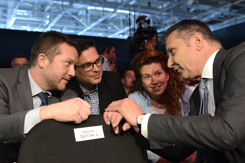 Izgatottan várakoznak a szocik