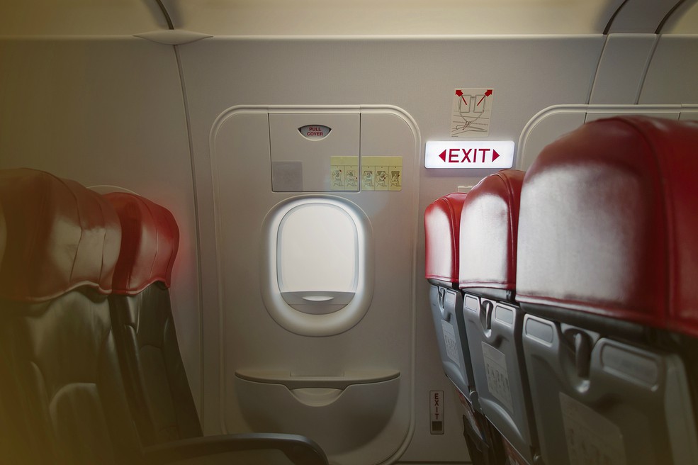 A vészkijáraton távozott