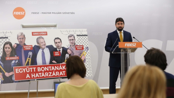 Szórólapokkal is tájékoztat a Fidesz