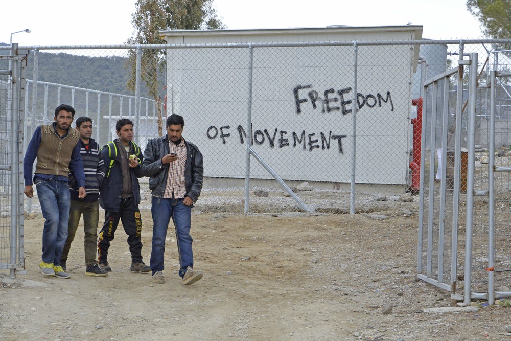 Migránsok kitoloncolását próbálták megakadályozni