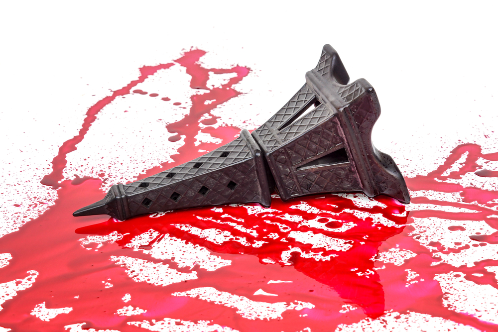 Hat embert késeltek meg Párizsban